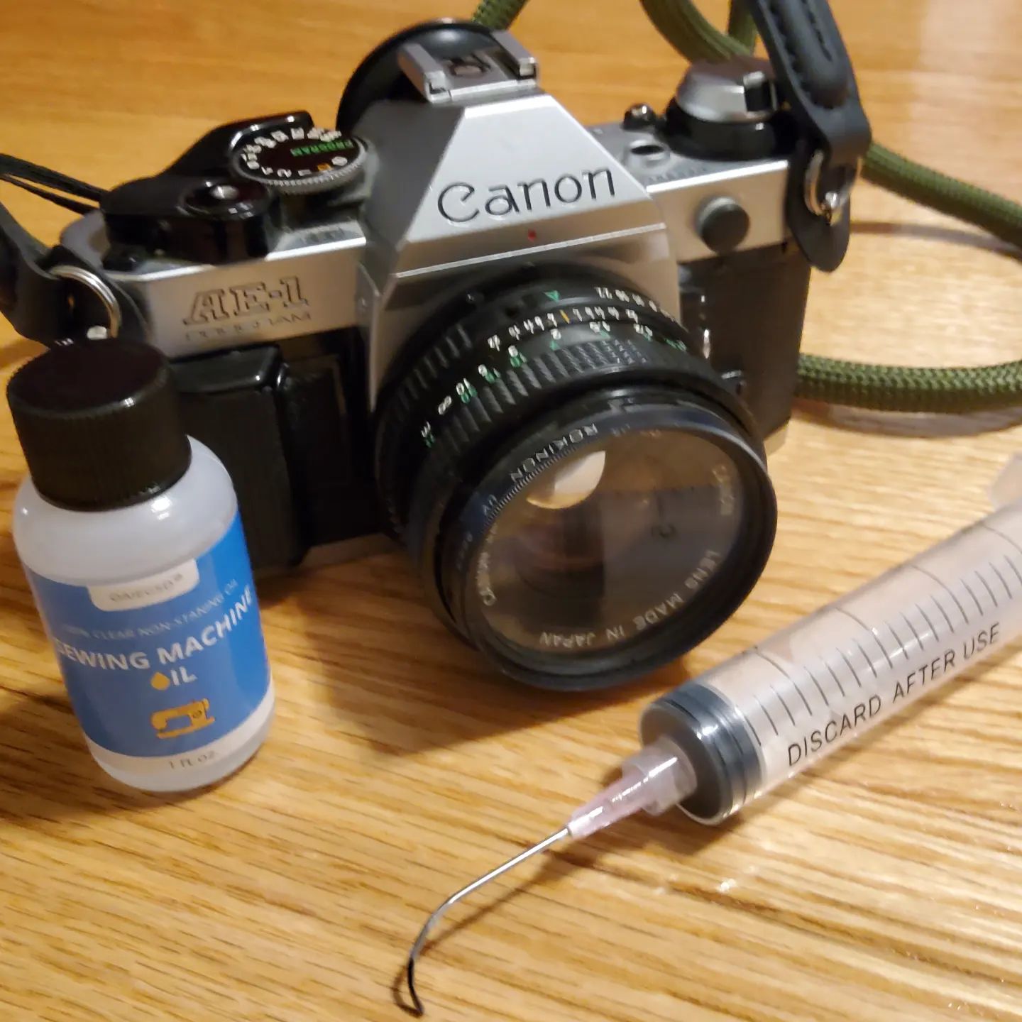 Fixed the #wheezy #shutter on my #canonAE1program with some light machine oil and an improvised curved needle.

#film
#photography
#filmphotography
#canon
#ae1
#program
#diy